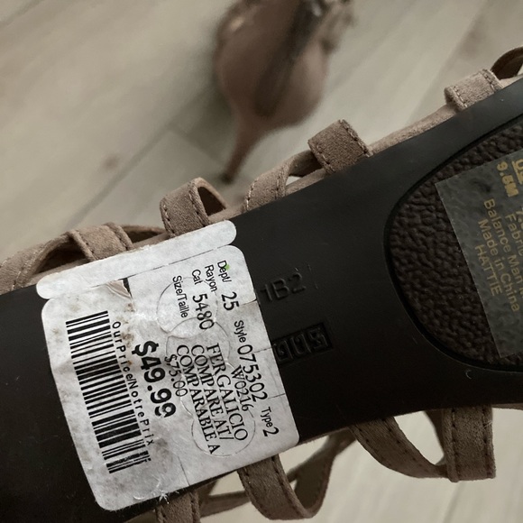 Beautiful strappy heels with zipper at the back. - Picture 6 of 6